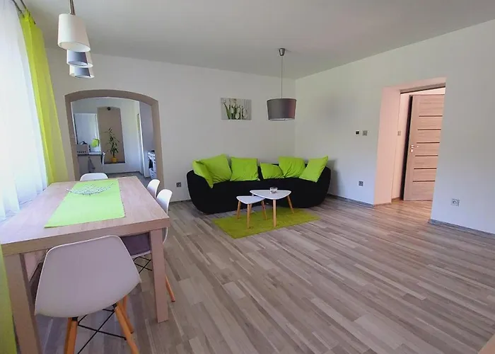 Moderni Klidny Apartman V Prirode, S Parkovanim.
