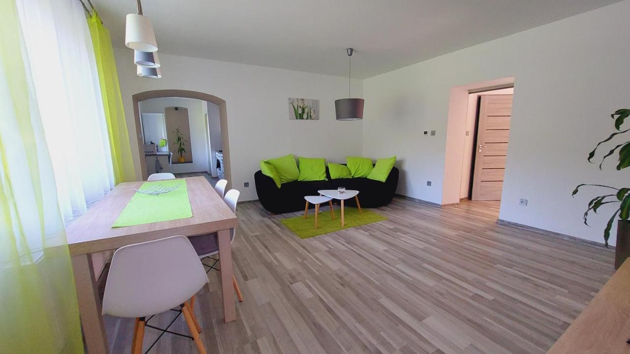 Moderni Klidny V Prirode, S Parkovanim. Apartment