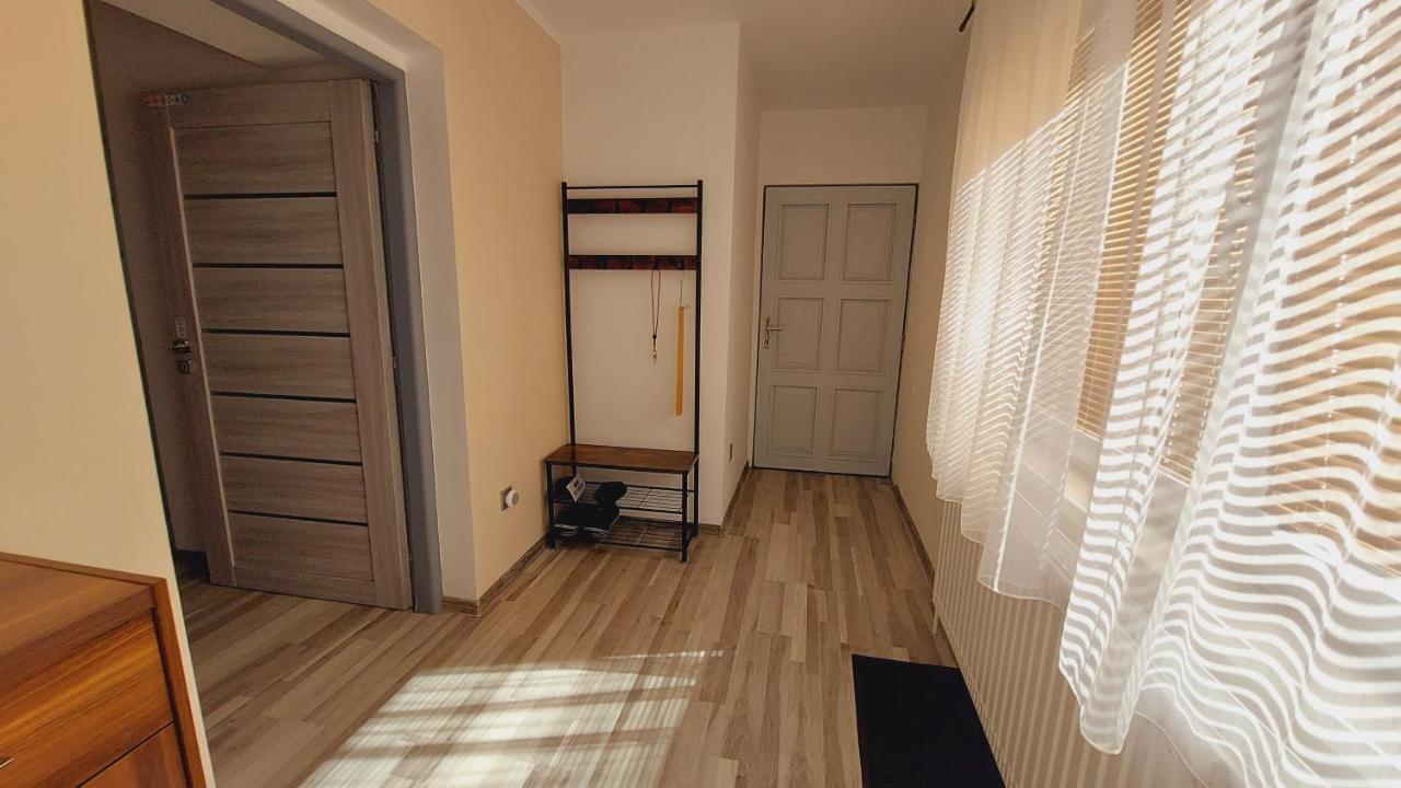 Moderni Klidny V Prirode, S Parkovanim.